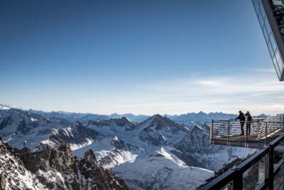 turisti guardano panoramica monte bianco