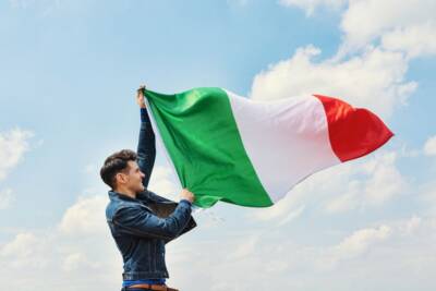 uomo sventola bandiera italia