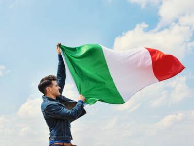 uomo sventola bandiera italia
