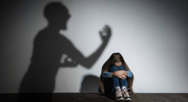 Violenta la figlia della compagna: condannato 40enne