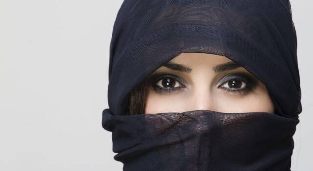Iran, sanzioni più dure per le donne che non indossano il velo