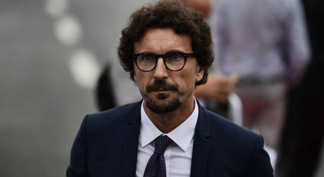 Toninelli contro Di Maio: &#8220;Aggrappato alla poltrona. La politica rende str***i&#8221;