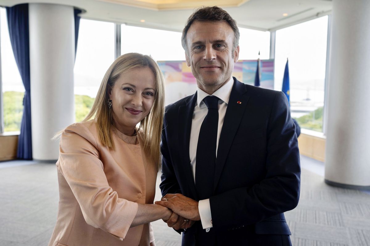 Giorgia Meloni, avvertimento a Macron: “Attenzione ai toni”