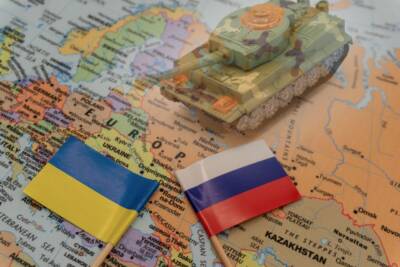 guerra russia ucraina cartina con bandiere e carro armato