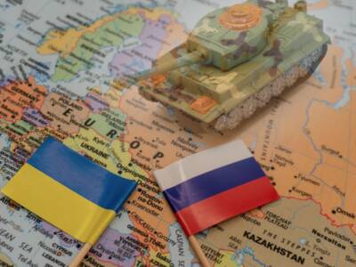 guerra russia ucraina cartina con bandiere e carro armato