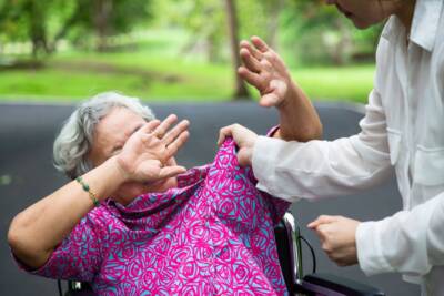 aggressione ai danni di una donna anziana