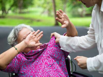 aggressione ai danni di una donna anziana