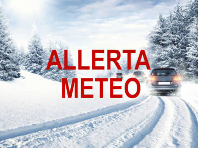 Allerta meteo, neve, auto guidano nella neve