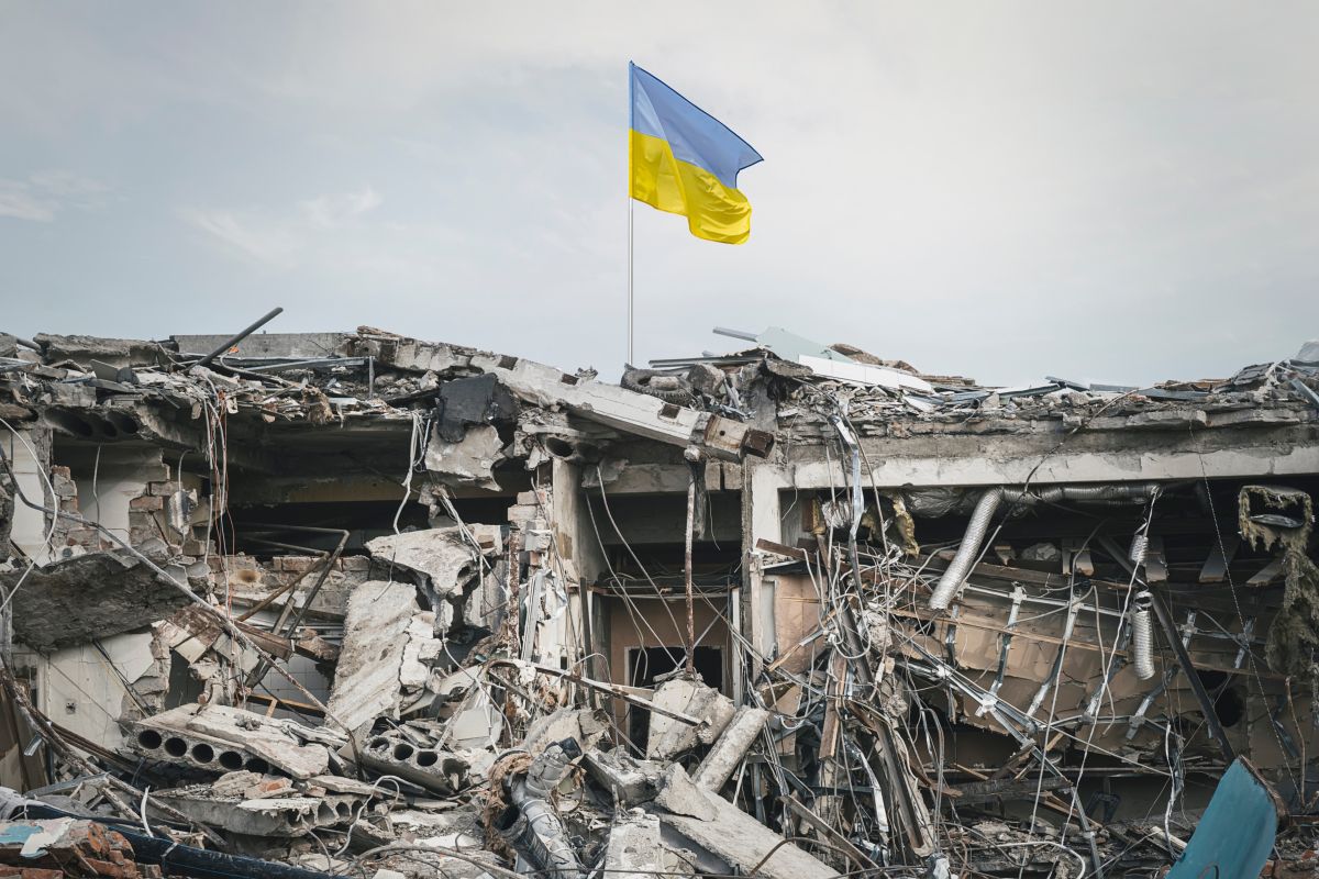 bandiera ucraina su macerie