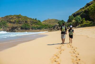 coppia passeggia in spiaggia, vacanze estive