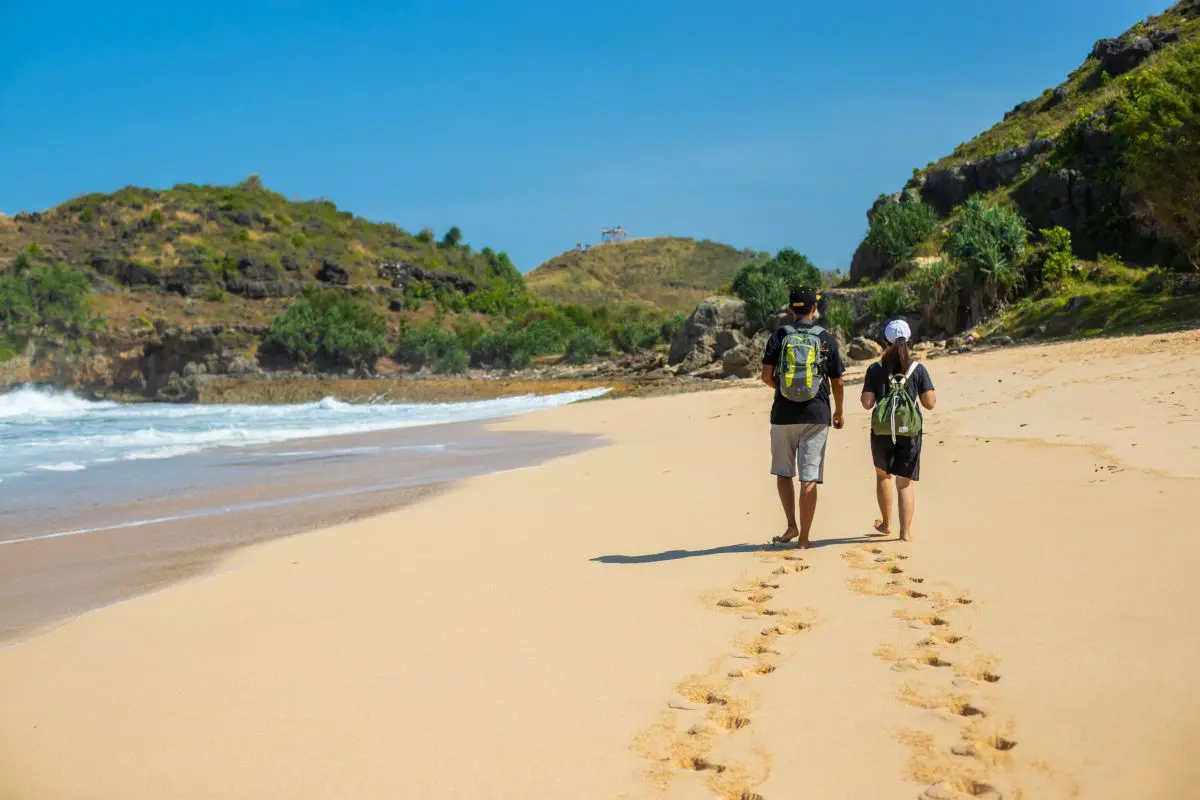 coppia passeggia in spiaggia, vacanze estive
