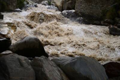 fiume straripa, esondazione