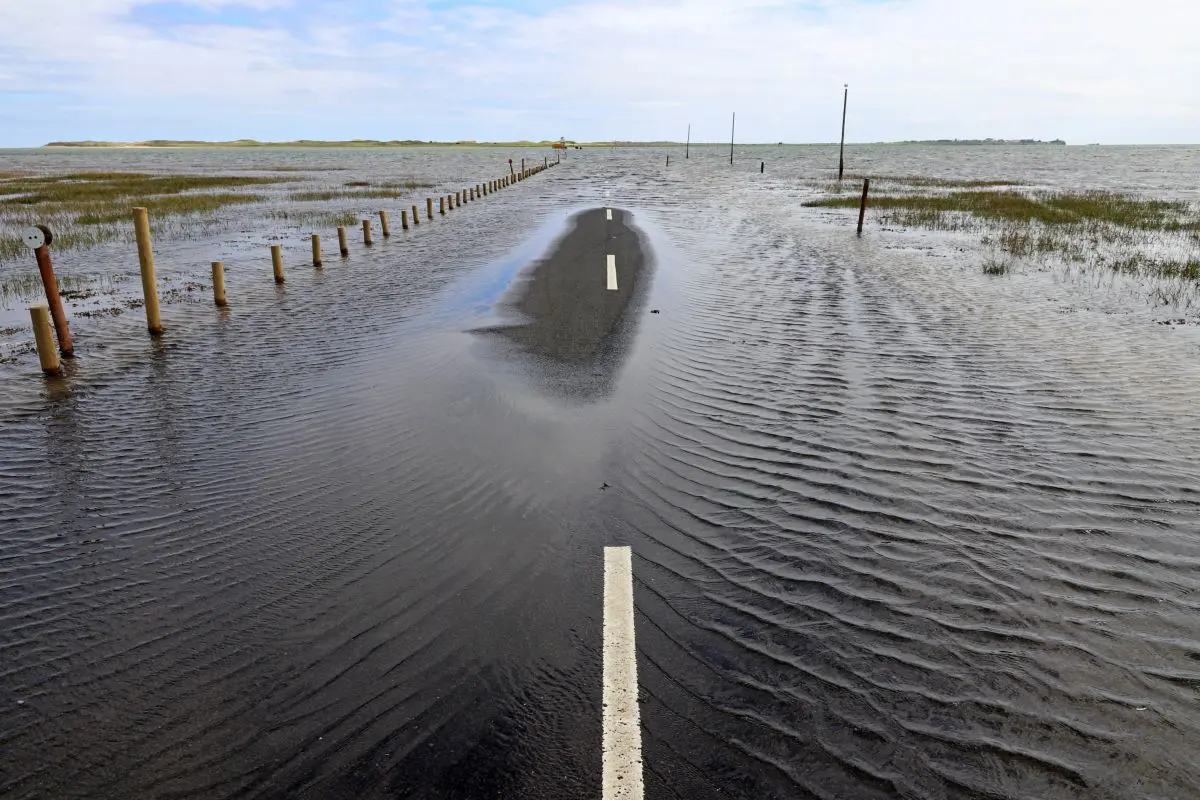 fiume straripa, esondazione, inondazione, alluvione