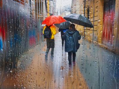 gente con ombrello cammina sotto la pioggia