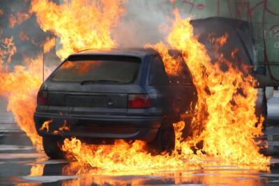 esplosione incendio auto macchina