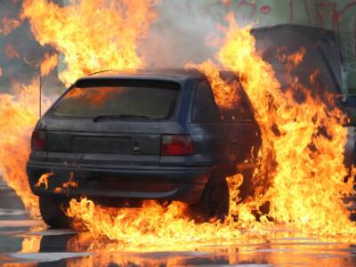 esplosione incendio auto macchina