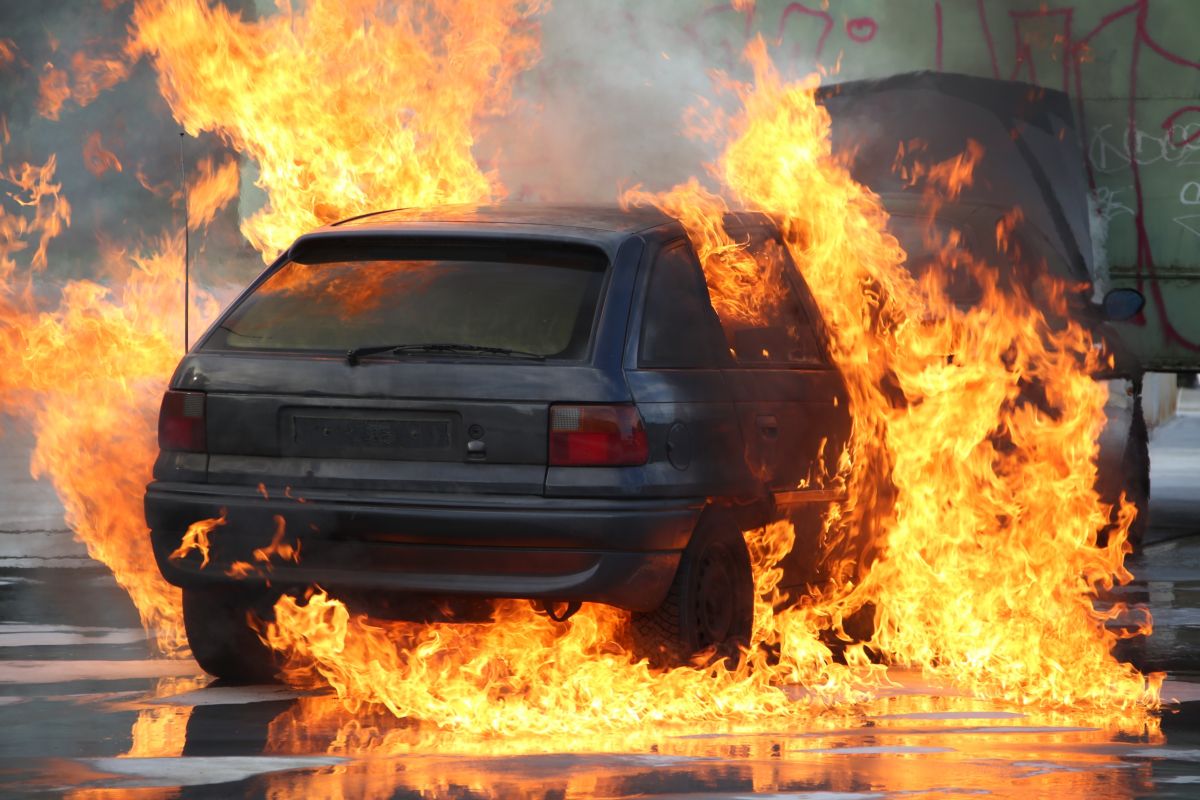 Incendia l’auto con le figliolette dentro: il folle gesto di una madre