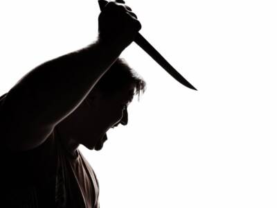 uomo, assassino aggressivo arrabbiato con coltello, pugnale