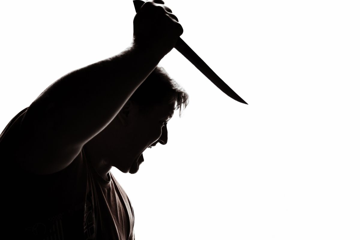 uomo, assassino aggressivo arrabbiato con coltello, pugnale