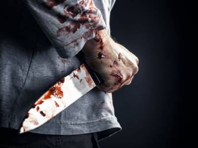 omicidio assassino coltello pugnale insanguinato