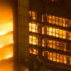 Grave incendio in un palazzo in ristrutturazione: 1 morto e 8 feriti