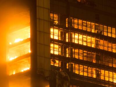 incendio, palazzo in fiamme