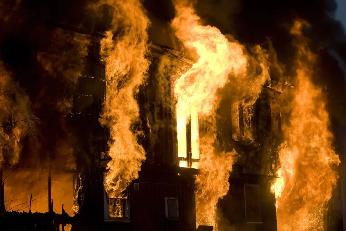 incendio, palazzo in fiamme