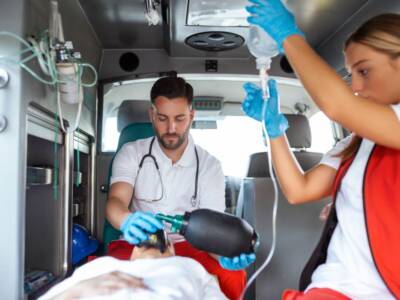 paramedici ambulanza ricoverano paziente