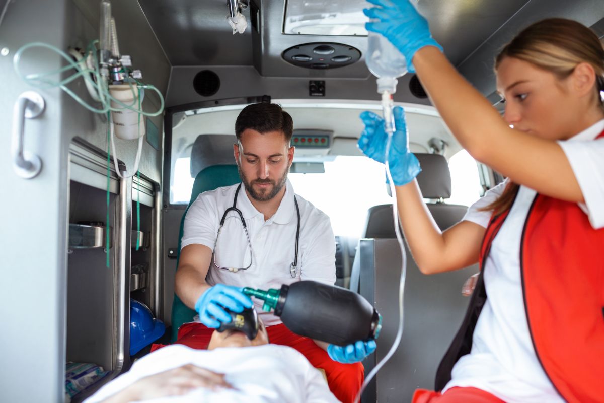 paramedici ambulanza ricoverano paziente