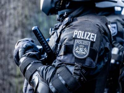 poliziotto tedesco in tenuta antisommossa