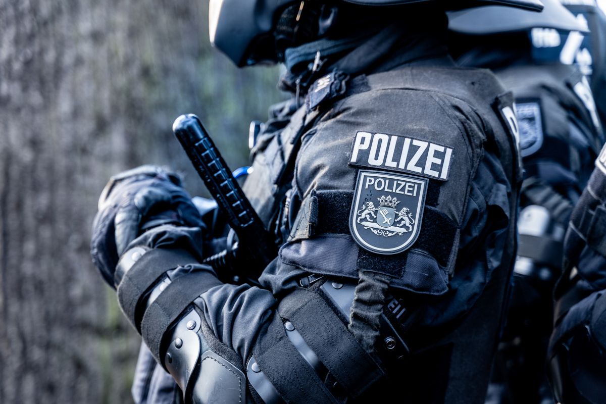 poliziotto tedesco in tenuta antisommossa