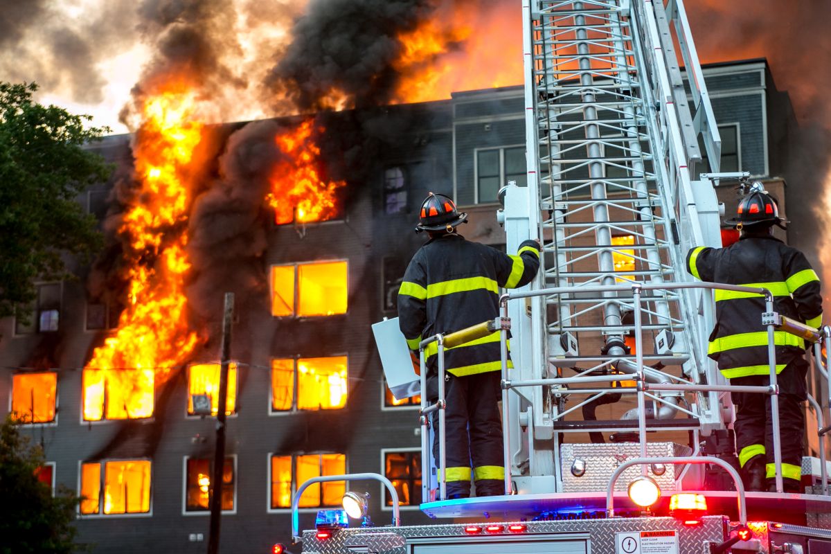 pompieri, palazzo in fiamme, incendio