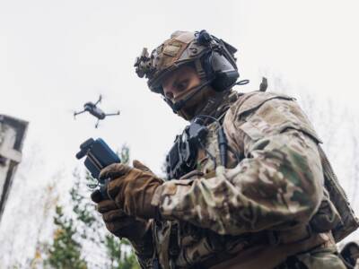 soldato controlla drone, guerra