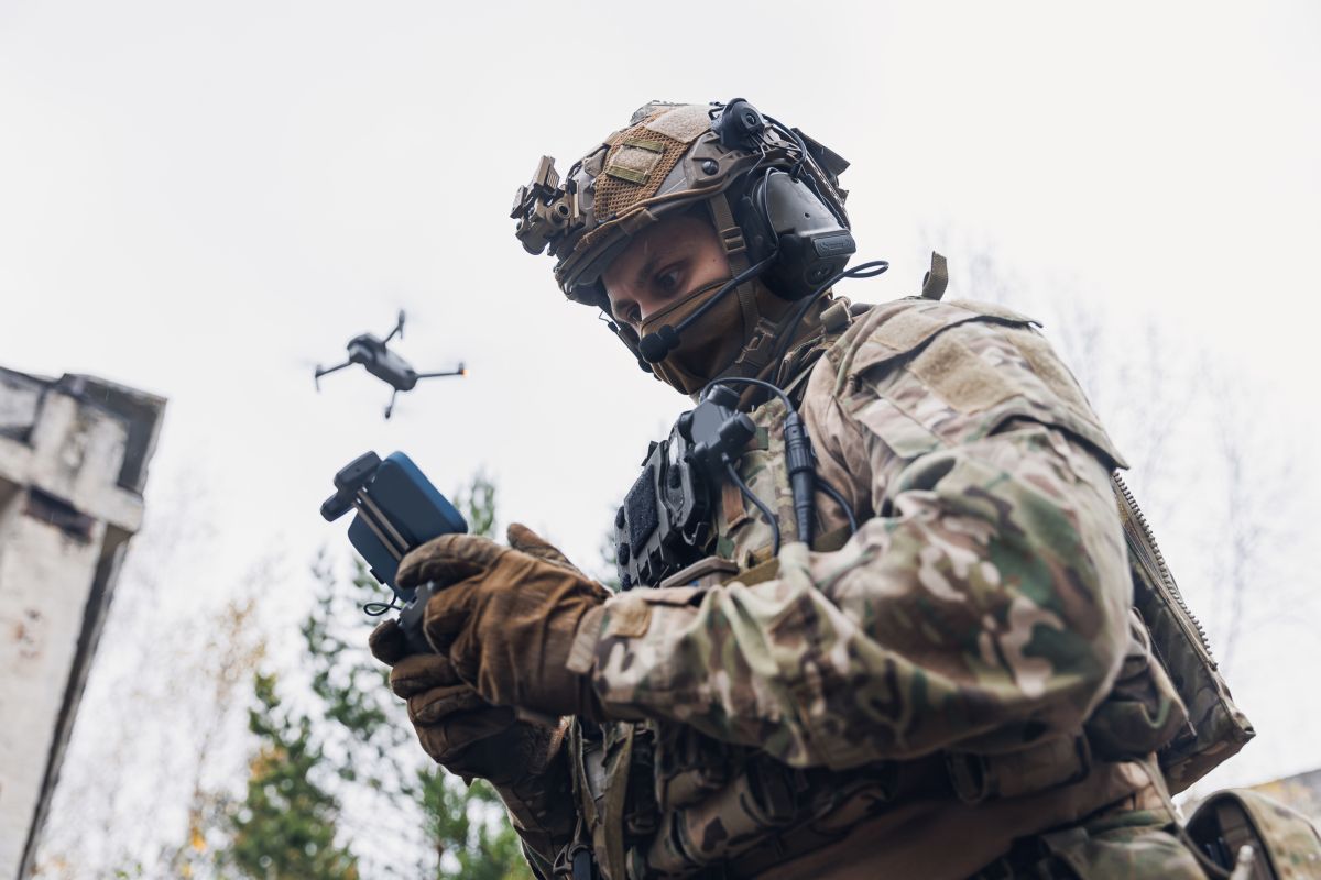 soldato controlla drone, guerra