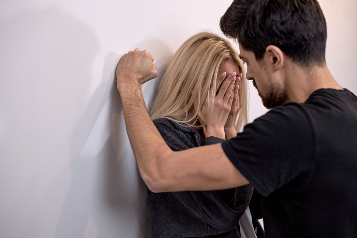 uomo minaccia e aggredisce una donna, aggressione