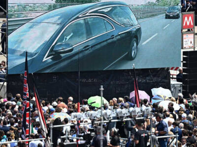 Funerali Silvio Berlusconi sul maxi schermo