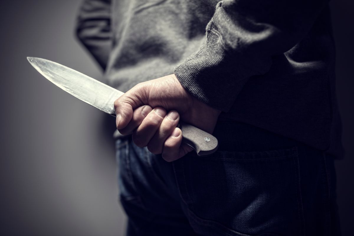 Uomo aggredisce la moglie con un coltello e poi si impicca: mistero sul movente