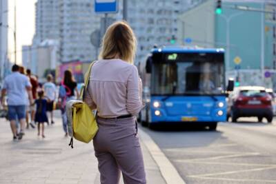 donna alla fermata dell'autobus