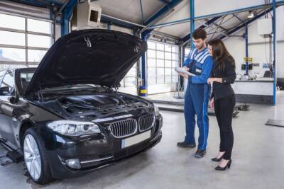 meccanico, lavori su automobile confronto con cliente