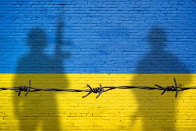 bandiera ucraina, ombre soldati, filo spinato