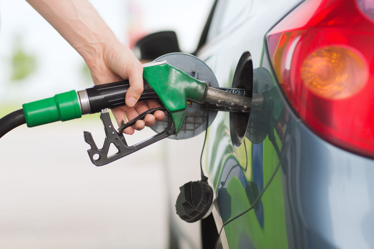 Calo storico del prezzo della benzina: scende al minimo del 2023