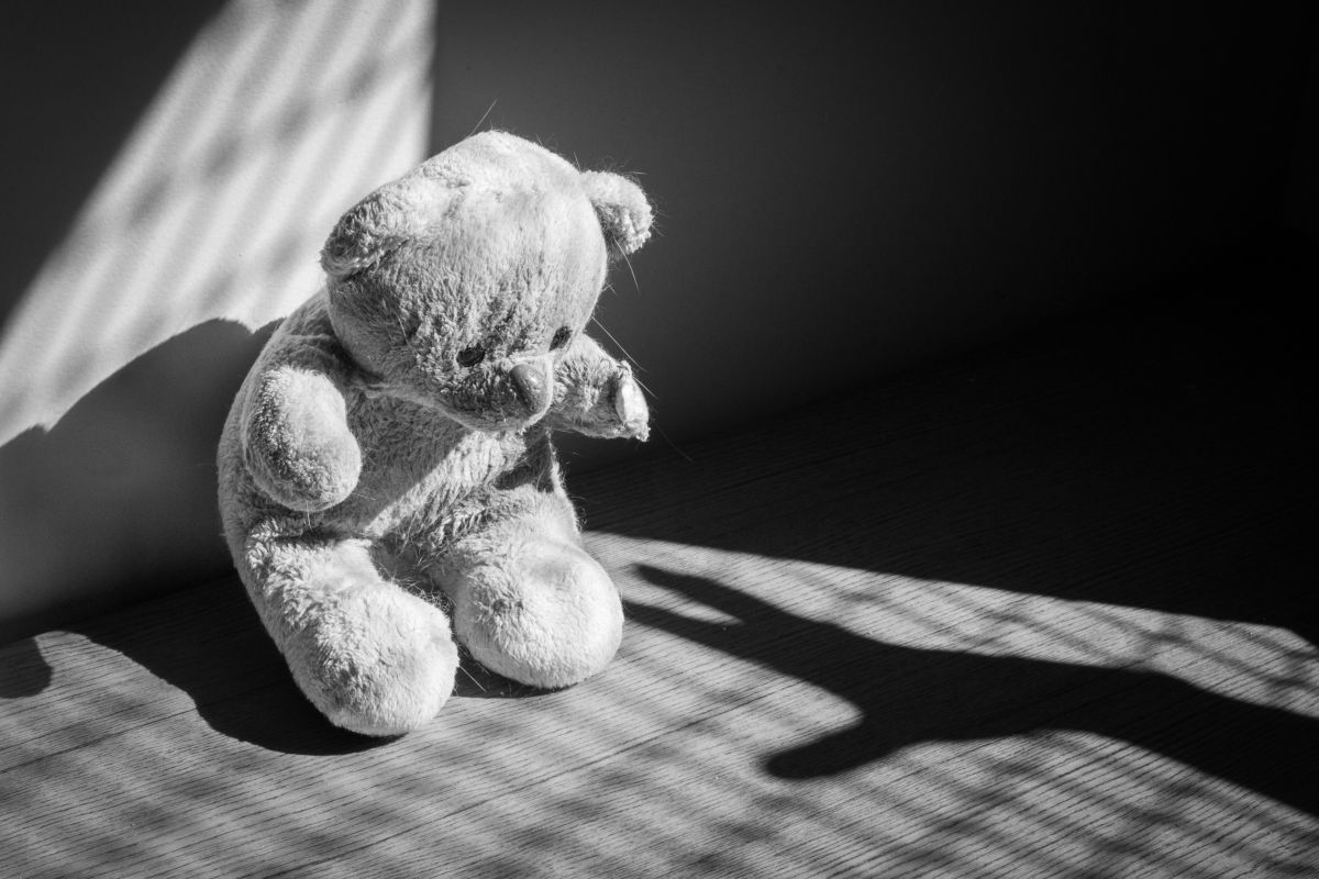 teddybear, ombra di una mano, pericolo, abuso, paura, violenza domestica