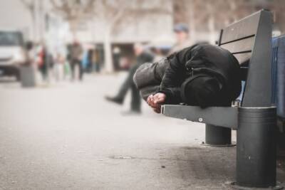 senzatetto, clochard, dorme, dormire, panchina, povertà, povero