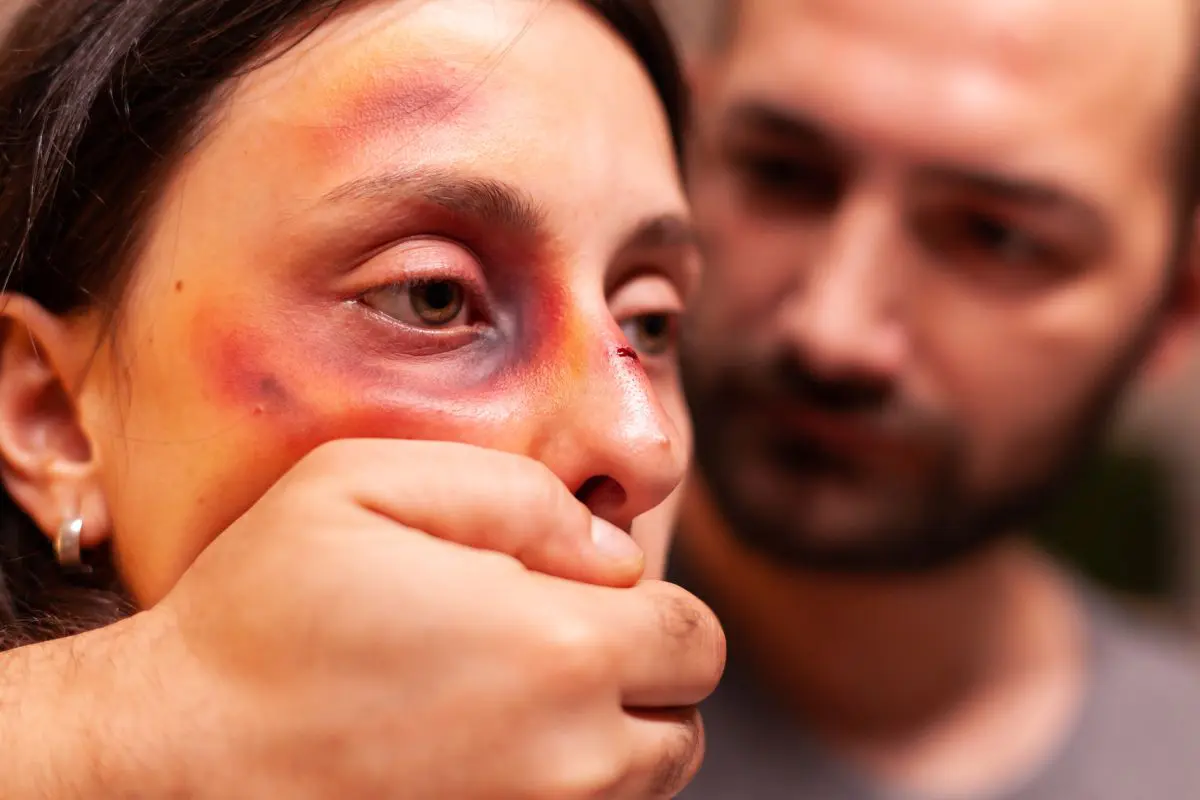 uomo tiene la bocca chiusa ad una donna che ha subito violenza, abuso, percosse