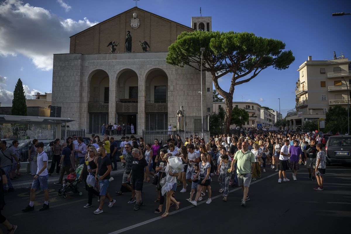 Folla immensa ai funerali di Michelle Causo: “E’ un mondo guasto”