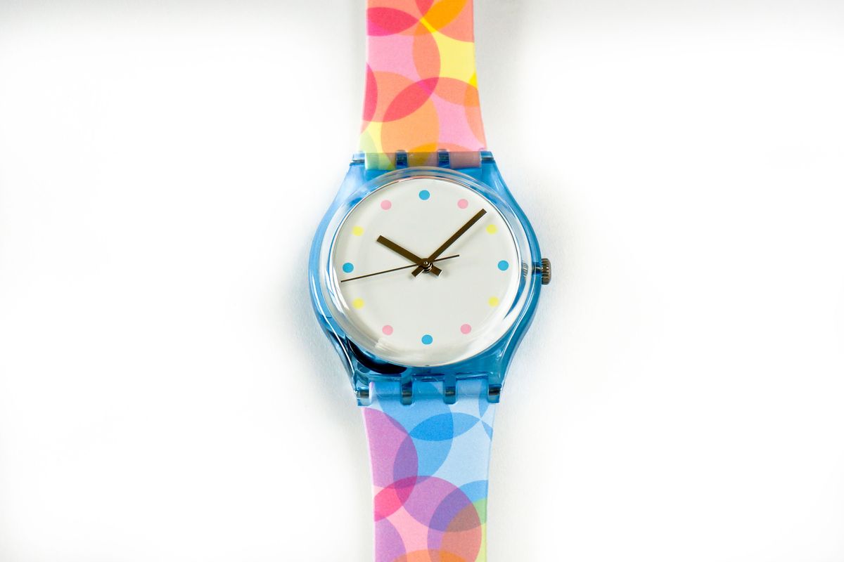 Follia: pena per chi vende o indossa orologi Swatch arcobaleno