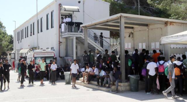 Lampedusa, il sindaco avvisa la Meloni: &#8220;Se presi in giro scenderemo in piazza&#8221;