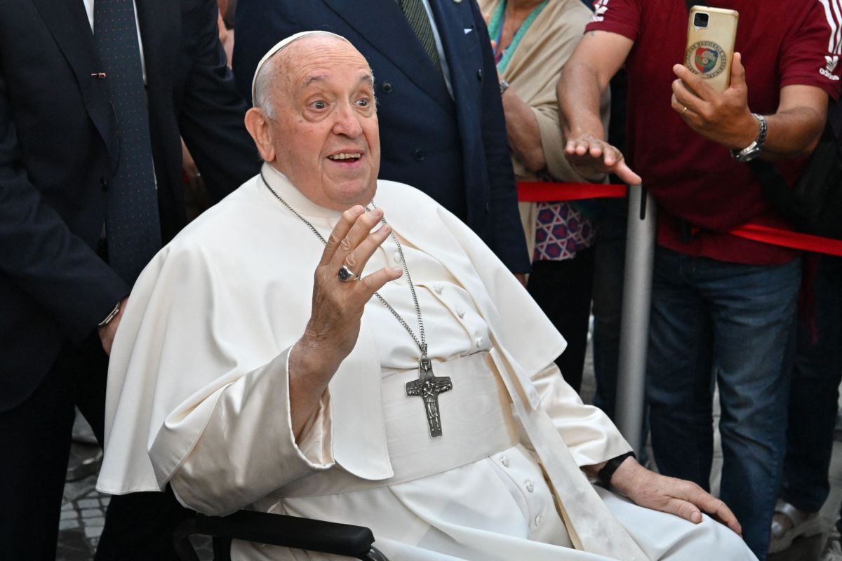 Papa Francesco in Lussemburgo, appello per la pace e fuori programma: cosa è successo