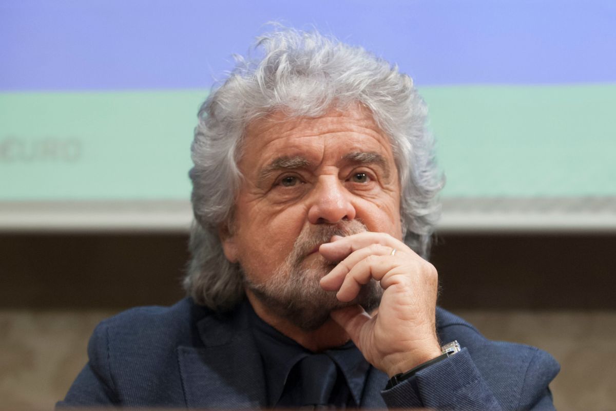 Beppe Grillo contro Conte: spunta il fotomontaggio