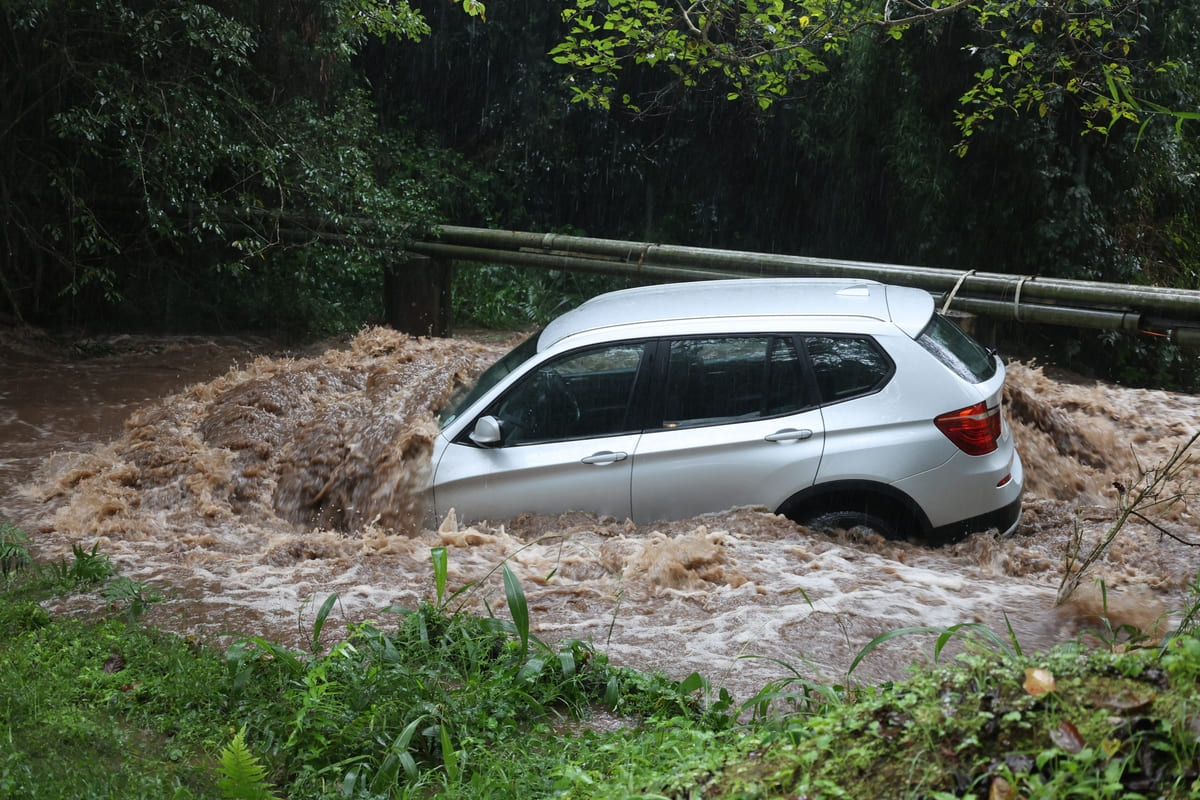 automobile nel fiume dopo un'alluvione